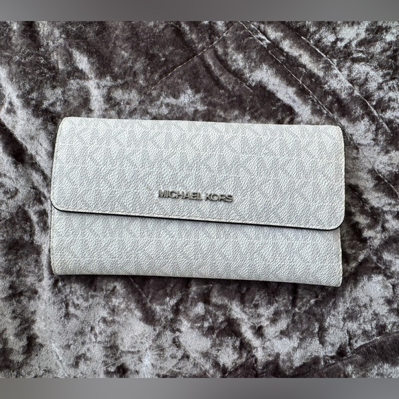 Michael Kors Hope Medium Messenger Purse and Trifold Wallet - Picture 2 of 10